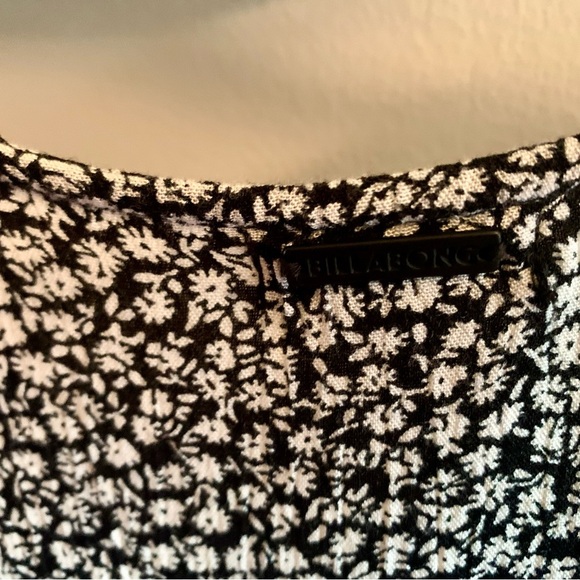 Billabong Black and White Flutter Sleeve Mini Dress - Picture 4 of 8